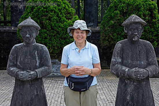 woman-n-stone-statues.jpg