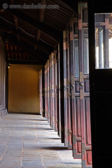 hoa_khiem-palace-shutter-doors-4.jpg