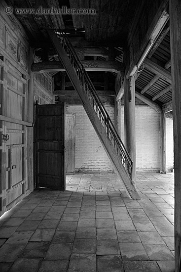 khiem_cung-gate-interior-5-bw.jpg