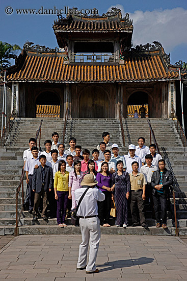 khiem_cung-gate-n-asian-tourists.jpg