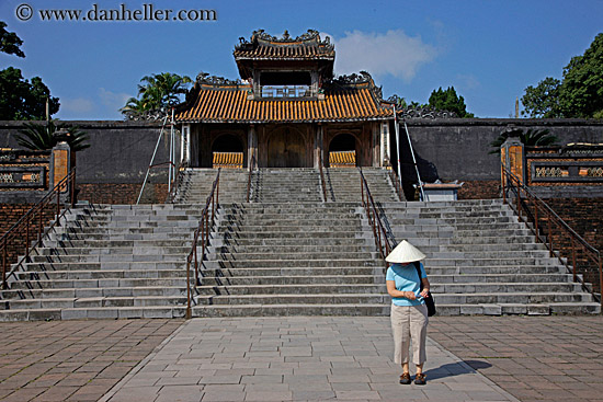 khiem_cung-gate-n-woman-in-conical-hat.jpg