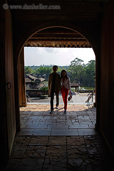 ppl-in-khiem_cung-door-1.jpg