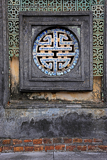 round-ornate-window-2.jpg