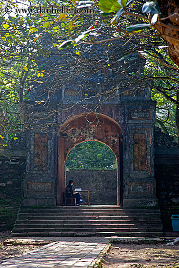 vu_khiem-entrance-arch-2.jpg