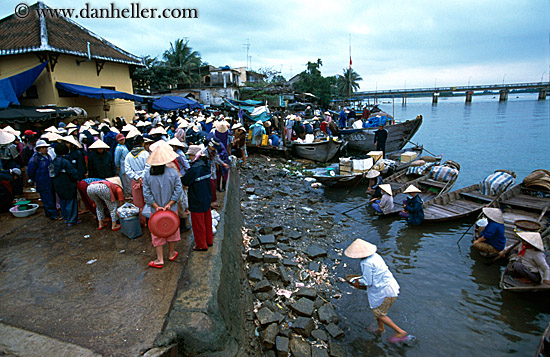 fish-market-n-conical-hats-3.jpg