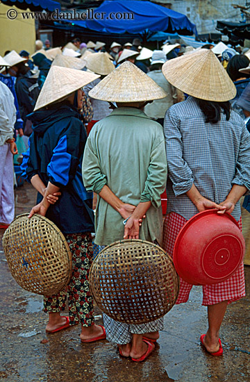 women-in-conical-hats-06.jpg