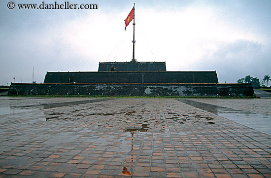 army-bldg-n-vietnamese-flag.jpg