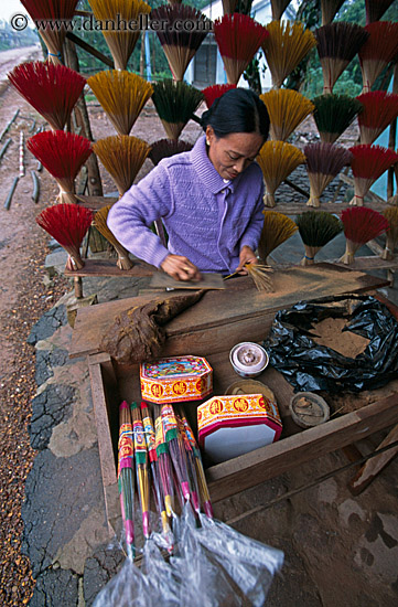 incense-maker-woman.jpg