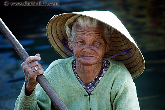old-woman-in-boat-01.jpg