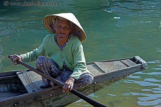 old-woman-in-boat-02.jpg