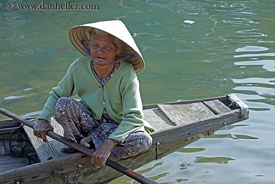 old-woman-in-boat-03.jpg