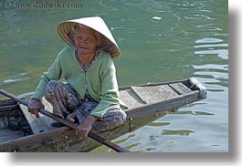 images/Asia/Vietnam/Hue/People/Women/old-woman-in-boat-03.jpg