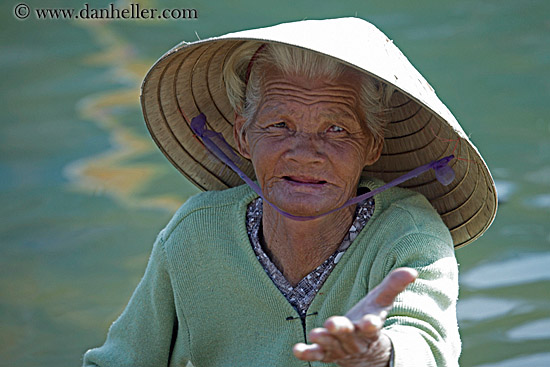 old-woman-in-boat-04.jpg