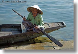 images/Asia/Vietnam/Hue/People/Women/old-woman-in-boat-05.jpg