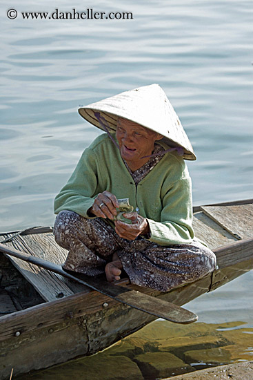 old-woman-in-boat-07.jpg