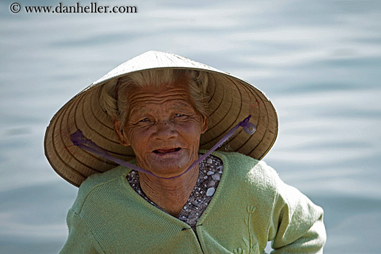 old-woman-in-boat-08.jpg