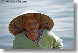 images/Asia/Vietnam/Hue/People/Women/old-woman-in-boat-08.jpg