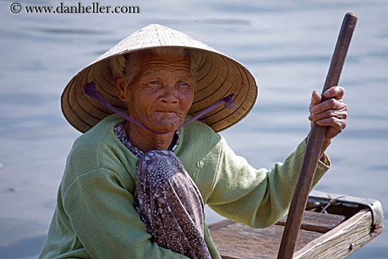 old-woman-in-boat-09.jpg