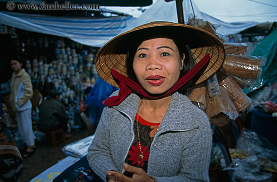 women-in-conical-hats-06.jpg