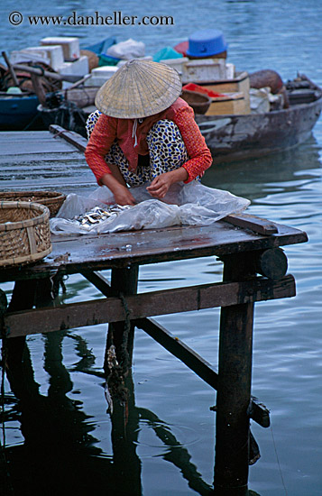 women-in-conical-hats-07.jpg