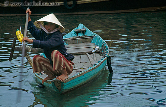 women-in-conical-hats-in-boats-01.jpg