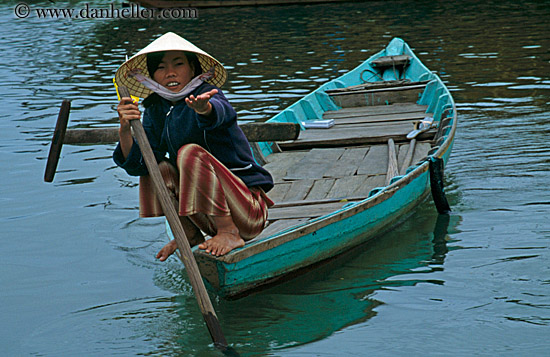 women-in-conical-hats-in-boats-02.jpg