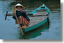 images/Asia/Vietnam/Hue/People/Women/women-in-conical-hats-in-boats-02.jpg