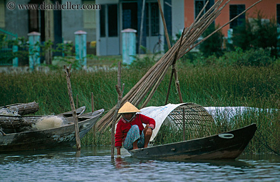 women-in-conical-hats-in-boats-03.jpg