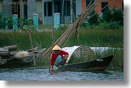 images/Asia/Vietnam/Hue/People/Women/women-in-conical-hats-in-boats-03.jpg
