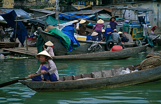 women-in-conical-hats-in-boats-05.jpg
