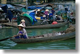 images/Asia/Vietnam/Hue/People/Women/women-in-conical-hats-in-boats-05.jpg