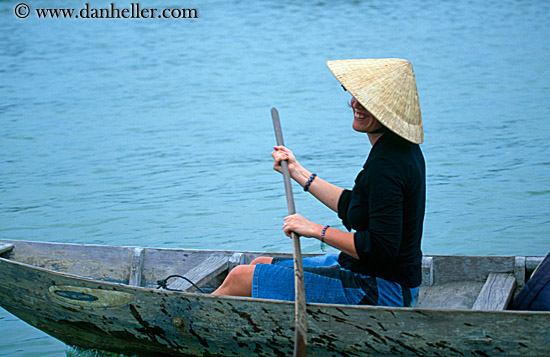 women-in-conical-hats-in-boats-07.jpg