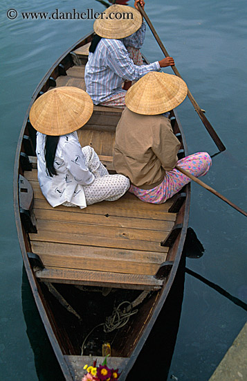 women-in-conical-hats-in-boats-09.jpg