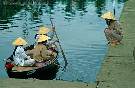 women-in-conical-hats-in-boats-10.jpg