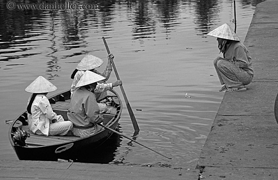 women-in-conical-hats-in-boats-10-bw.jpg