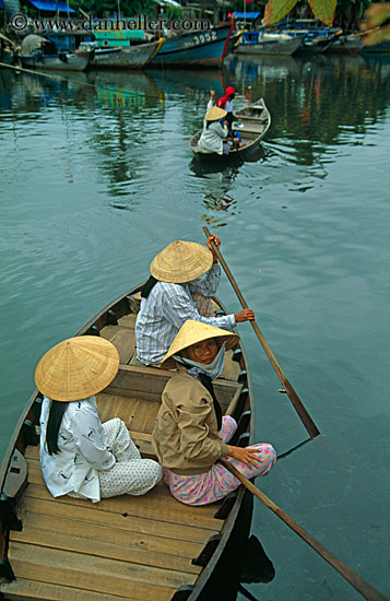 women-in-conical-hats-in-boats-11.jpg