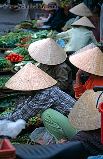 women-in-conical-hats-in-boats-12.jpg