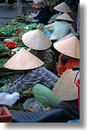 images/Asia/Vietnam/Hue/People/Women/women-in-conical-hats-in-boats-12.jpg