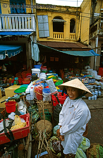 women-in-conical-hats-in-boats-13.jpg