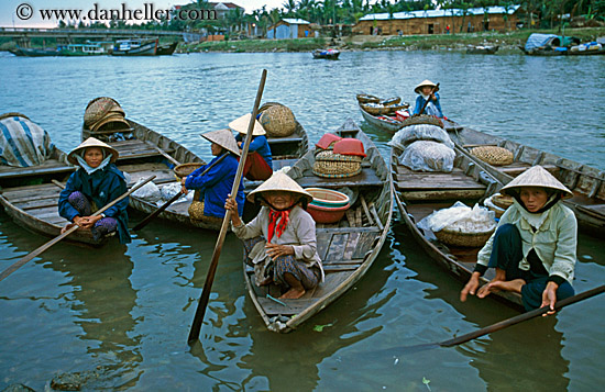 women-in-conical-hats-in-boats-14.jpg