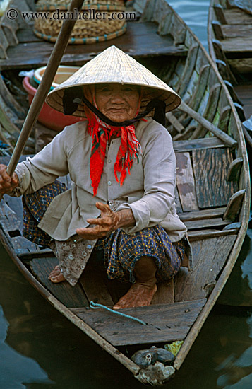 women-in-conical-hats-in-boats-15.jpg