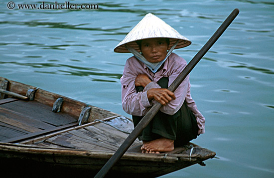 women-in-conical-hats-in-boats-16.jpg