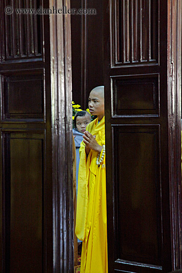 monks-praying-thru-doorway-01.jpg