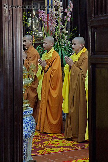 monks-praying-thru-doorway-02.jpg