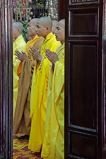 monks-praying-thru-doorway-04.jpg
