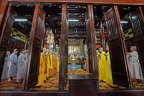 monks-praying-thru-doorway-07.jpg
