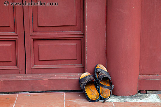 sandals-n-red-doors-01.jpg