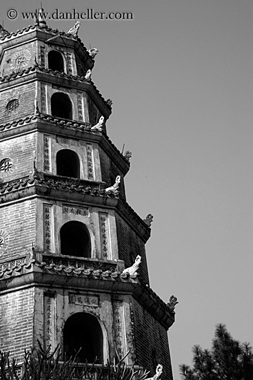 thien-mu-pagoda-bw.jpg