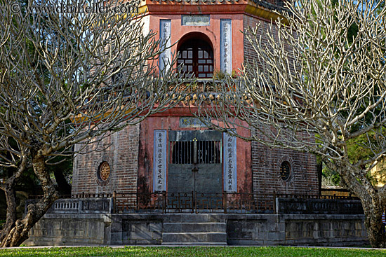 thien-mu-pagoda-entrance-02.jpg