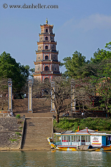 thien-mu-pagoda-n-boat.jpg